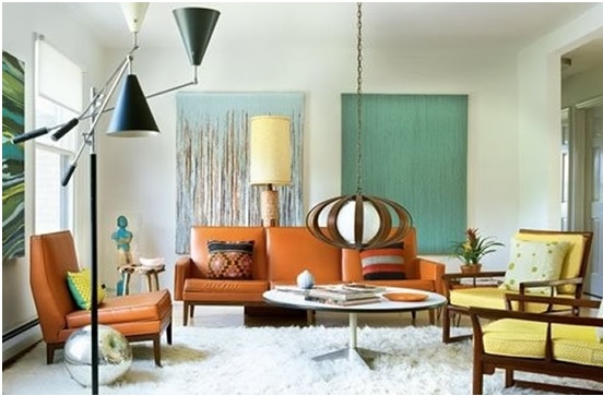 Salon de style rétro : canapé et fauteuils orange, suspension en bois et lampadaire à trois bras