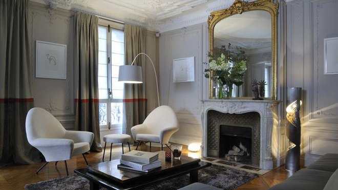 Salon de style traditionnel : moulures, cheminée en marbre et grand miroir doré