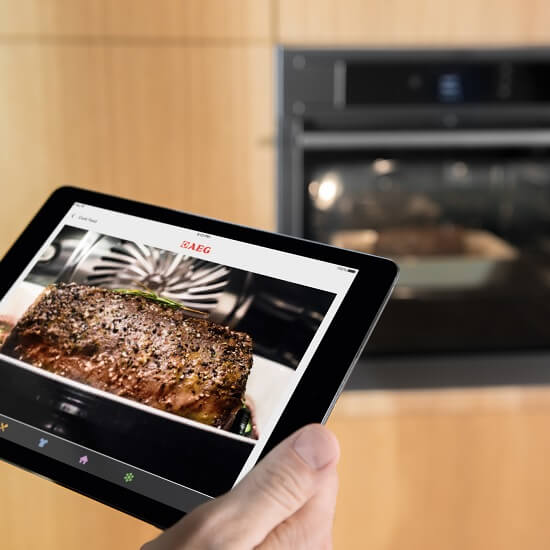 Four connecté AEG piloté depuis une tablette