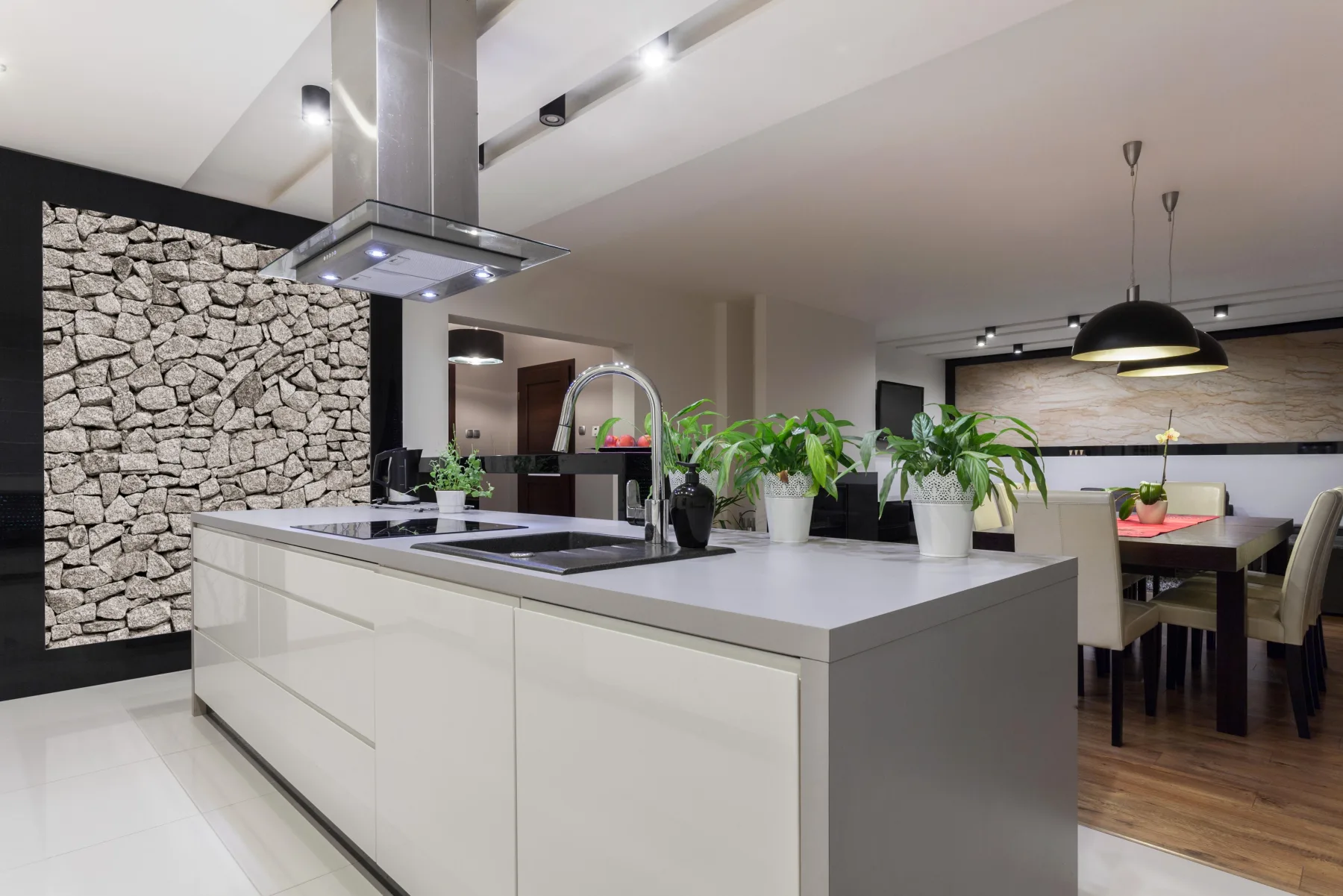 Grand îlot de cuisine avec plaque de cuisson et hotte, réalisation à Fontainebleau
