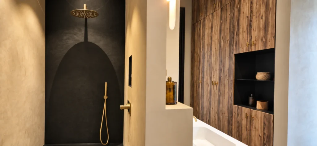 Douche à l'italienne et rangements bois toute hauteur dans une salle de bain agencée sur mesure