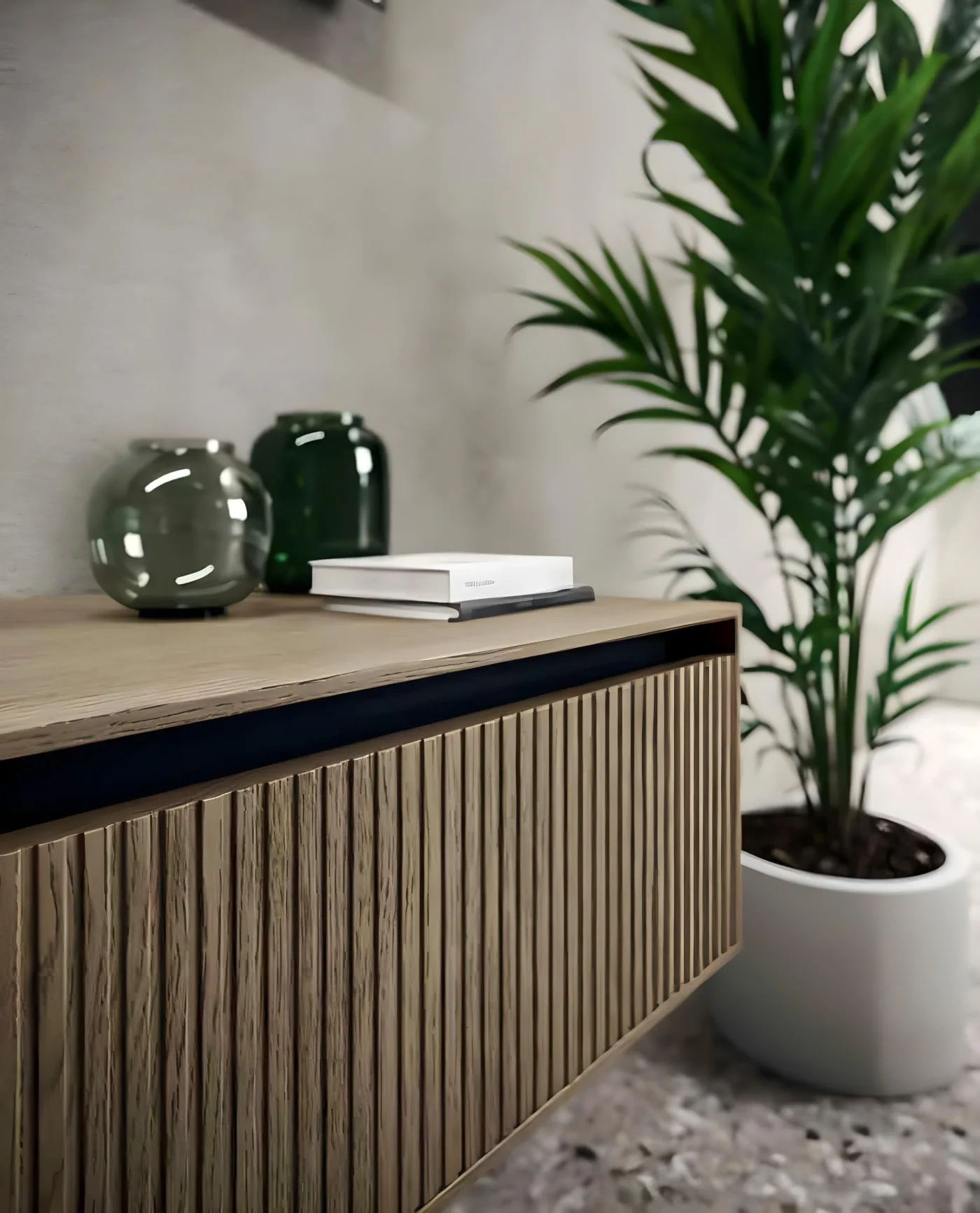 Meuble de salle de bain sur mesure en bois cannelé et plan minéral